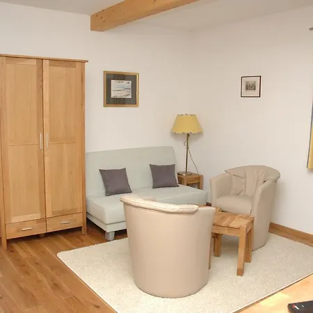 Am Brunnen Apartment *
